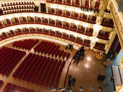 Non ci resta a questo punto che dirigerci su al loggione. Da qui � possibile avere una visuale completa del maestoso teatro, gigante barese sopravvissuto a due guerre mondiali e a un ignobile incendio che lo ha ferito ma non distrutto